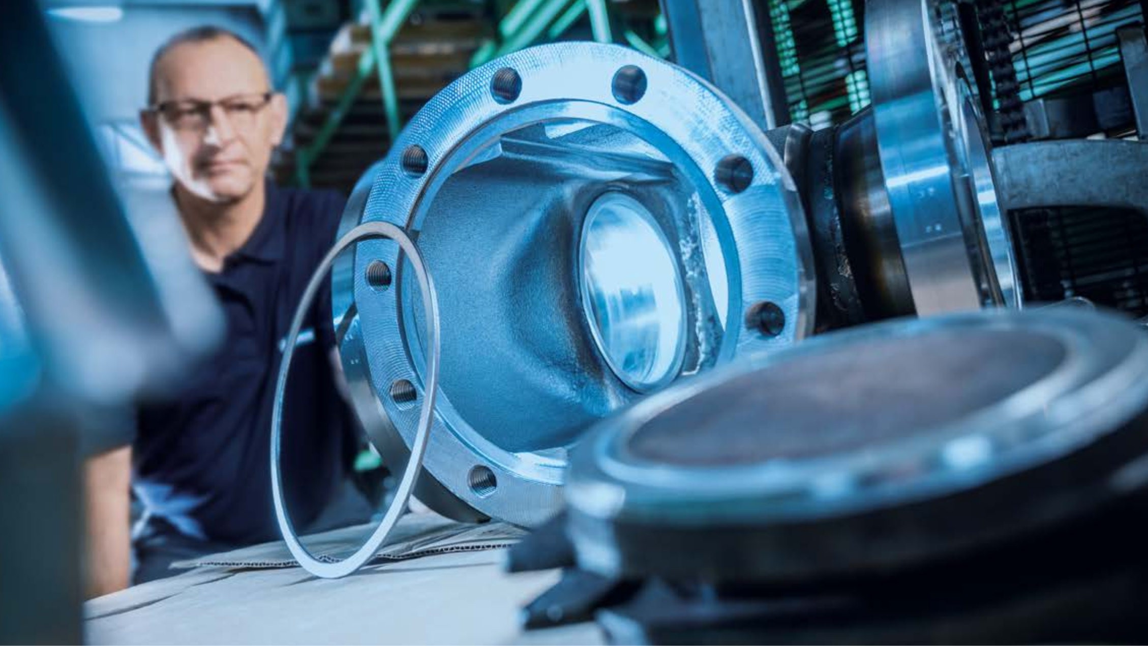 PERSTA Armaturen: zerlegtes Armaturengehäuse mit bearbeiteter Flanschdichtfläche und Dichtring in der Werkstatt